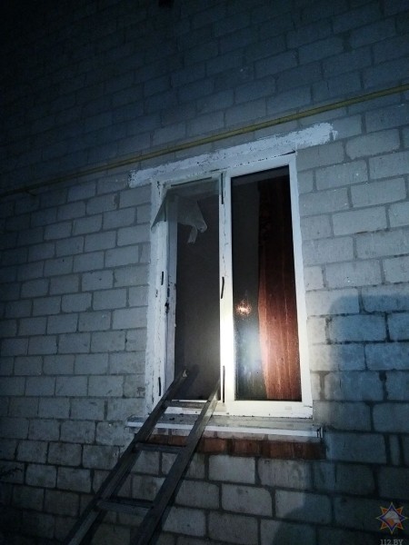 На пожаре в Кобрине работниками МЧС спасена женщина