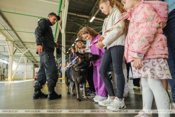 Для посещения нужен пропуск. Дети сотрудников Брестской таможни побывали на работе у своих родителей