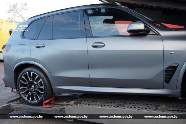 Через границу пытались провезти BMW примерно за 240 000 рублей. Стоимость оказалась занижена Через границу пытались провезти BMW примерно за 240 000 рублей. Стоимость оказалась занижена