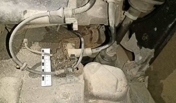 Мужчина из ревности обрезал тормозные шланги в автомобиле «соперника» Мужчина из ревности обрезал тормозные шланги в автомобиле «соперника»