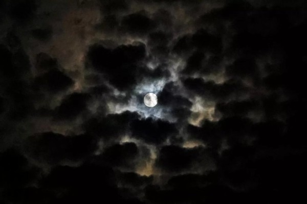 Эклипс охотничьей Луны: фото последнего в этом году затмения Эклипс охотничьей Луны: фото последнего в этом году затмения