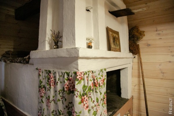 Девушка уехала из столицы в деревню в Березовском районе и нашла себе там дело — ремонтирует дом прадеда. И вот что у нее получилось Девушка уехала из столицы в деревню в Березовском районе и нашла себе там дело — ремонтирует дом прадеда. И вот что у нее получилось