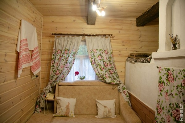 Девушка уехала из столицы в деревню в Березовском районе и нашла себе там дело — ремонтирует дом прадеда. И вот что у нее получилось Девушка уехала из столицы в деревню в Березовском районе и нашла себе там дело — ремонтирует дом прадеда. И вот что у нее получилось