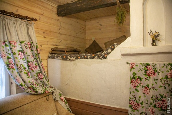 Девушка уехала из столицы в деревню в Березовском районе и нашла себе там дело — ремонтирует дом прадеда. И вот что у нее получилось Девушка уехала из столицы в деревню в Березовском районе и нашла себе там дело — ремонтирует дом прадеда. И вот что у нее получилось