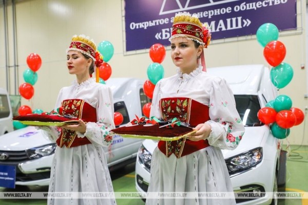 Спецавтомобили для социального обслуживания передали пяти ТЦСОН и дому-интернату в Брестской области