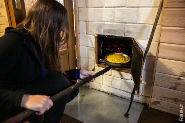 Девушка уехала из столицы в деревню в Березовском районе и нашла себе там дело — ремонтирует дом прадеда. И вот что у нее получилось Девушка уехала из столицы в деревню в Березовском районе и нашла себе там дело — ремонтирует дом прадеда. И вот что у нее получилось