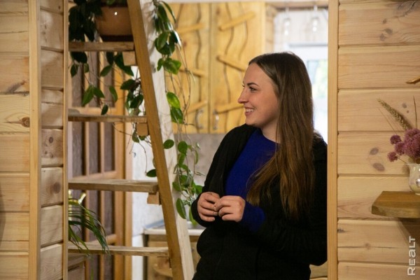 Девушка уехала из столицы в деревню в Березовском районе и нашла себе там дело — ремонтирует дом прадеда. И вот что у нее получилось Девушка уехала из столицы в деревню в Березовском районе и нашла себе там дело — ремонтирует дом прадеда. И вот что у нее получилось