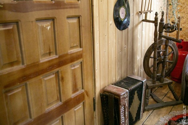 Девушка уехала из столицы в деревню в Березовском районе и нашла себе там дело — ремонтирует дом прадеда. И вот что у нее получилось Девушка уехала из столицы в деревню в Березовском районе и нашла себе там дело — ремонтирует дом прадеда. И вот что у нее получилось