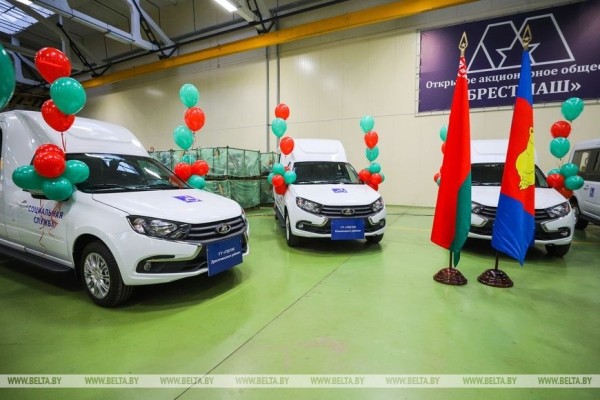 Спецавтомобили для социального обслуживания передали пяти ТЦСОН и дому-интернату в Брестской области