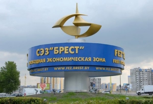 Какие зарплаты получают работники «Великого камня» и белорусских СЭЗ