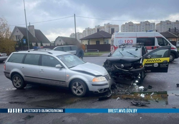 ДТП с участием такси в Барановичах. Кто виноват? ДТП с участием такси в Барановичах. Кто виноват?