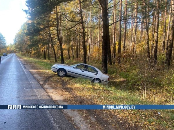 Водитель с пассажиром бросили машину и сбежали. Rover сбил насмерть 26-летнюю девушку Водитель с пассажиром бросили машину и сбежали. Rover сбил насмерть 26-летнюю девушку