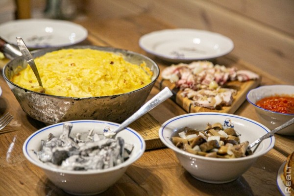 Девушка уехала из столицы в деревню в Березовском районе и нашла себе там дело — ремонтирует дом прадеда. И вот что у нее получилось Девушка уехала из столицы в деревню в Березовском районе и нашла себе там дело — ремонтирует дом прадеда. И вот что у нее получилось