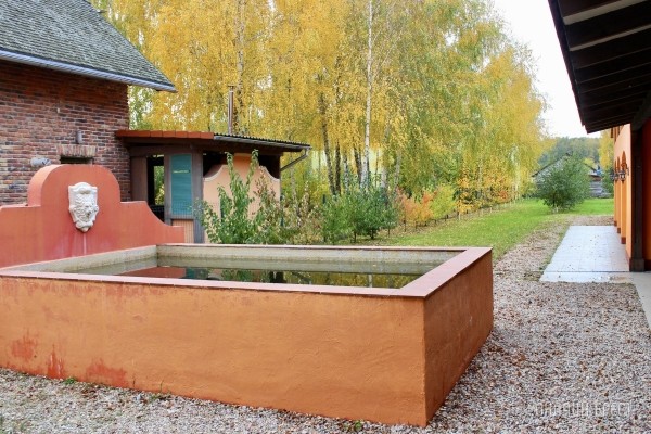 Запланируйте семейный отдых на антуражной вилле с бассейном и рестораном недалеко от Бреста. Аренда номеров, празднование торжеств в Villa Boutique Hotel