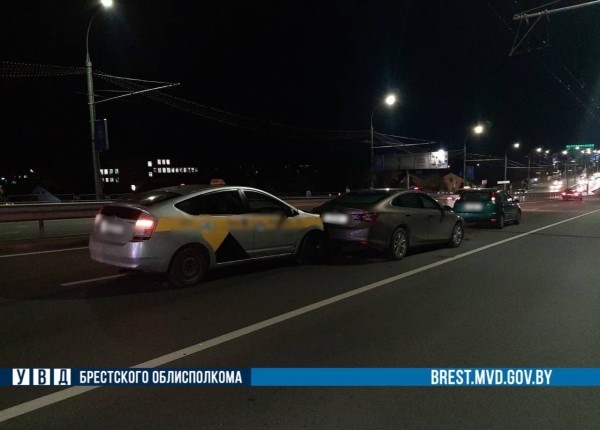 В Бресте на Кобринском мосту произошло два ДТП В Бресте на Кобринском мосту произошло два ДТП