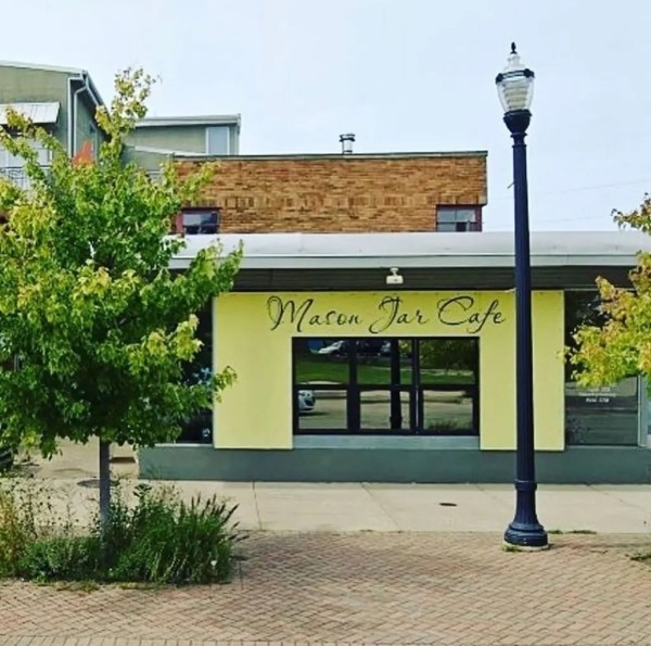 Официантку, получившую $10 тысяч чаевых, уволили владельцы заведения