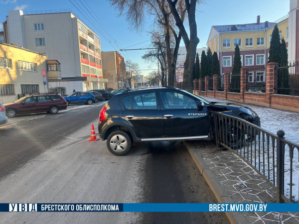 В Бресте 80-летний водитель Renault не справился с управлением и сбил пешехода В Бресте 80-летний водитель Renault не справился с управлением и сбил пешехода