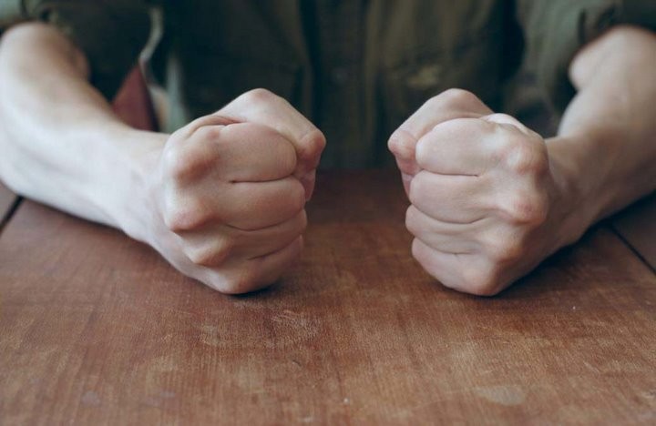 В Брестской области мужчина взял кухонный нож и поднес его к шее супруги. Вот к чему это привело В Брестской области мужчина взял кухонный нож и поднес его к шее супруги. Вот к чему это привело