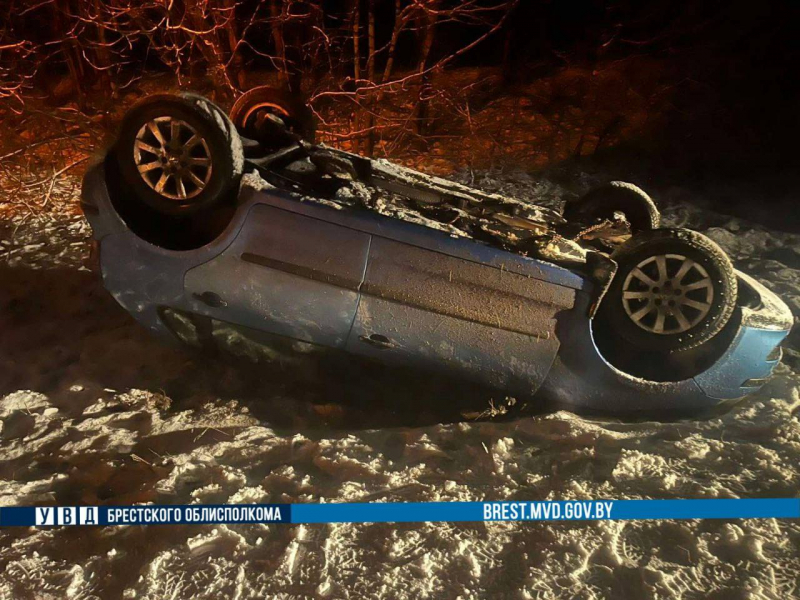 В Ивацевичском районе перевернулся автомобиль В Ивацевичском районе перевернулся автомобиль