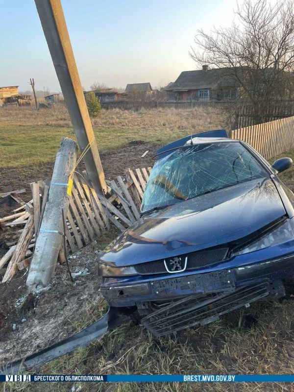 В Дрогичинском районе 20-летний водитель Peugeot врезался в опору ЛЭП