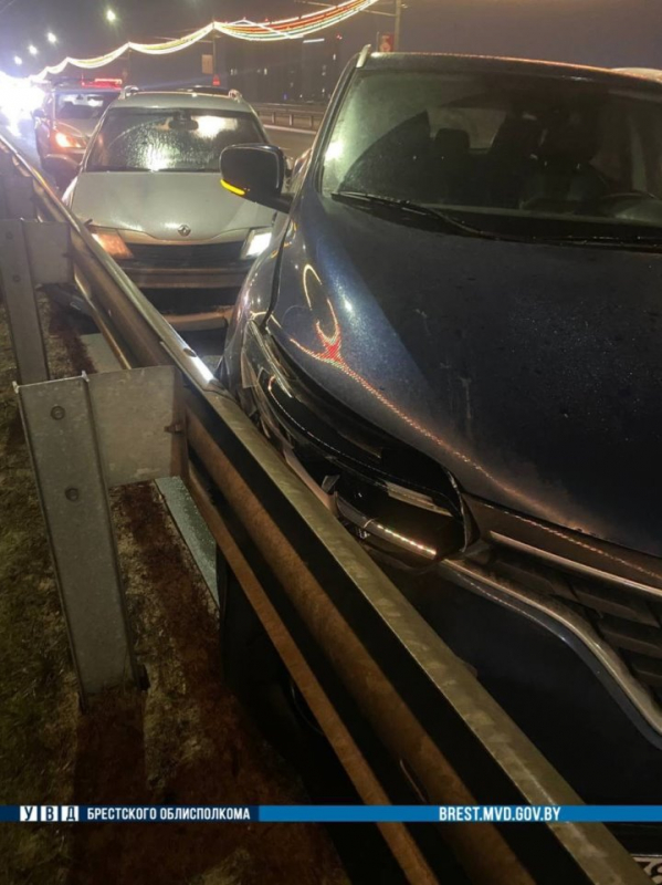 В Бресте два автомобиля марки Renault столкнулись на Кобринском мосту В Бресте два автомобиля марки Renault столкнулись на Кобринском мосту