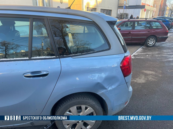 В Бресте 80-летний водитель Renault не справился с управлением и сбил пешехода В Бресте 80-летний водитель Renault не справился с управлением и сбил пешехода