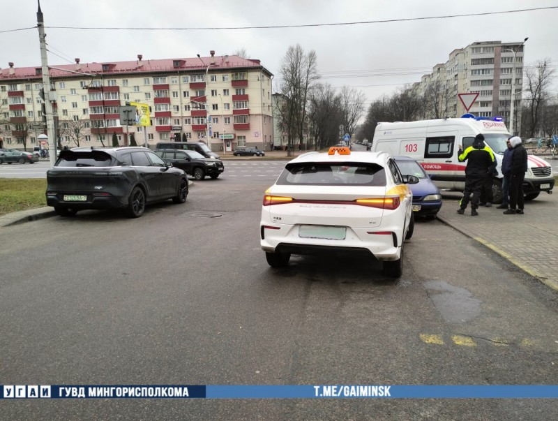 Водитель такси сбил пешехода — видео Водитель такси сбил пешехода — видео