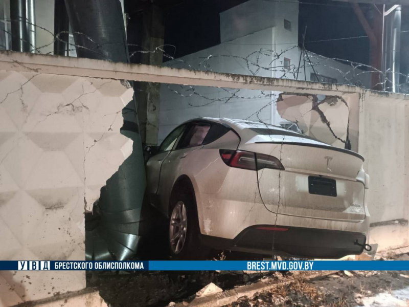 Водитель на Tesla протаранила забор в Барановичах. Женщина сбежала и рассказала, почему Водитель на Tesla протаранила забор в Барановичах. Женщина сбежала и рассказала, почему