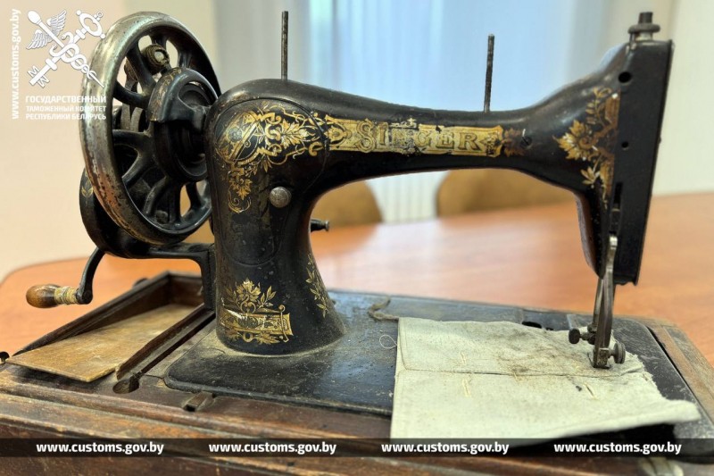 Немец пытался вывезти из Беларуси 100-летние книги и швейную машинку