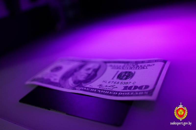 В Барановичах женщина попыталась обменять поддельную купюру в 100 долларов, полученную от покойного супруга В Барановичах женщина попыталась обменять поддельную купюру в 100 долларов, полученную от покойного супруга