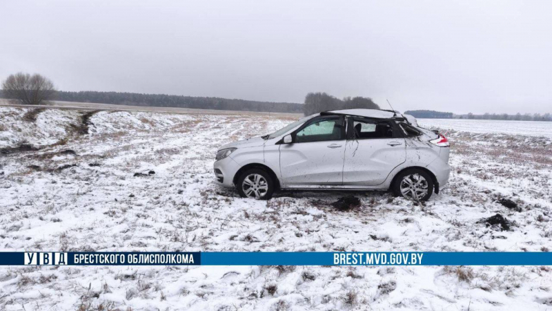 Брестчанка на автомобиле Lada перевернулась в Каменецком районе Брестчанка на автомобиле Lada перевернулась в Каменецком районе