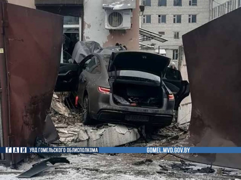 Белорус потерял сознание за рулем и влетел в стену дома Белорус потерял сознание за рулем и влетел в стену дома