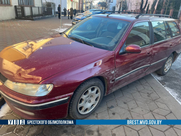 В Бресте 80-летний водитель Renault не справился с управлением и сбил пешехода В Бресте 80-летний водитель Renault не справился с управлением и сбил пешехода