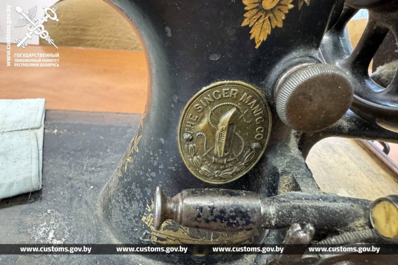 Немец пытался вывезти из Беларуси 100-летние книги и швейную машинку