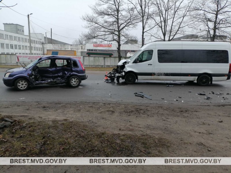 ДТП в Пинске: Mercedes столкнулся с Ford, один человек госпитализирован