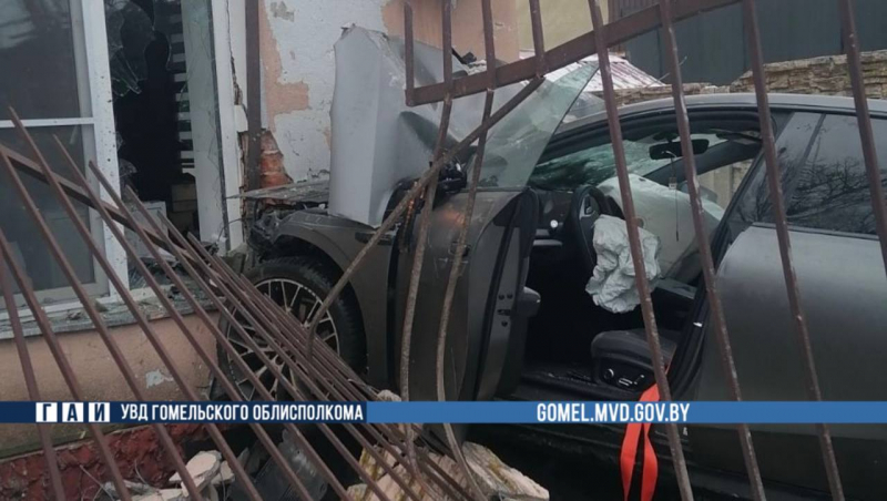 Белорус потерял сознание за рулем и влетел в стену дома Белорус потерял сознание за рулем и влетел в стену дома