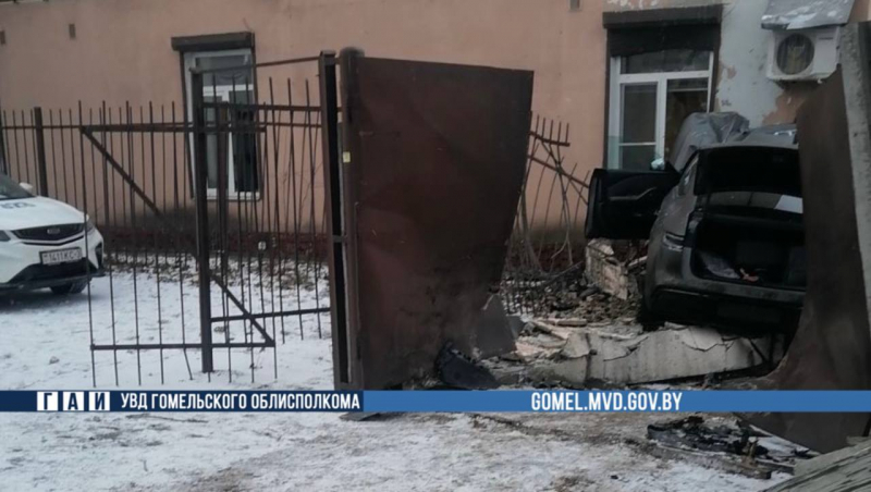 Белорус потерял сознание за рулем и влетел в стену дома Белорус потерял сознание за рулем и влетел в стену дома