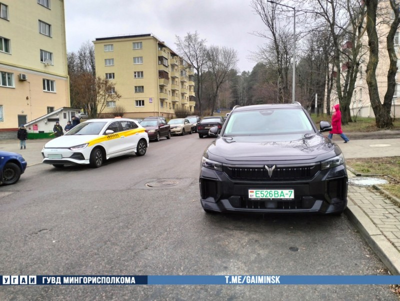 Водитель такси сбил пешехода — видео Водитель такси сбил пешехода — видео