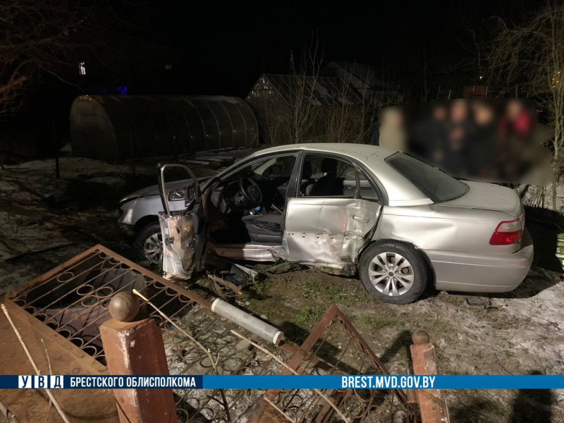 В Березе Opel врезался в забор В Березе Opel врезался в забор