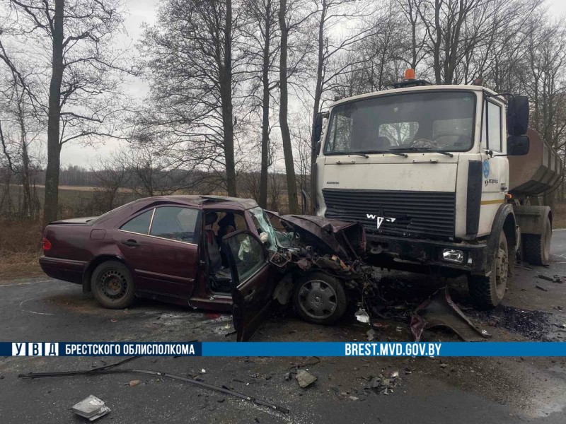 Жесткое столкновение МАЗа и Mercedes под Кобрином — видео Жесткое столкновение МАЗа и Mercedes под Кобрином — видео