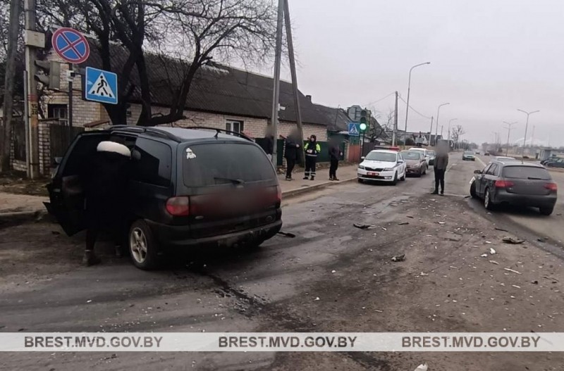 Авария на перекрестке в Барановичах: водитель Audi нарушил правила и столкнулся с Ford Авария на перекрестке в Барановичах: водитель Audi нарушил правила и столкнулся с Ford