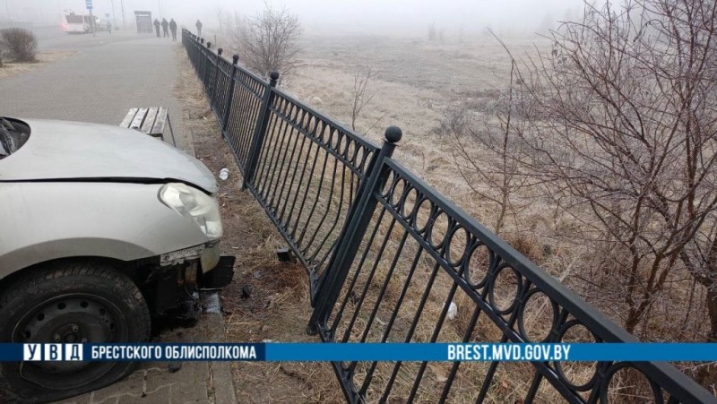 В Бресте водитель снес дорожный знак и врезался в забор В Бресте водитель снес дорожный знак и врезался в забор