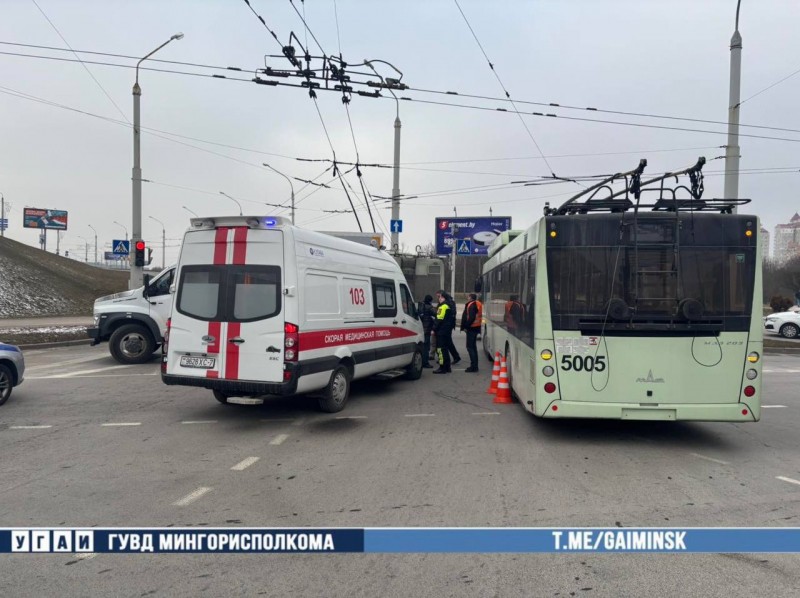 В Минске водитель троллейбуса совершил наезд на двух пешеходов — это попало на видео В Минске водитель троллейбуса совершил наезд на двух пешеходов — это попало на видео