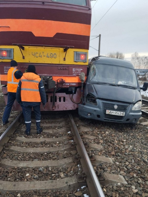 Микроавтобус врезался в поезд Москва — Брест