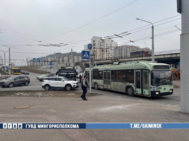В Минске водитель троллейбуса совершил наезд на двух пешеходов — это попало на видео В Минске водитель троллейбуса совершил наезд на двух пешеходов — это попало на видео
