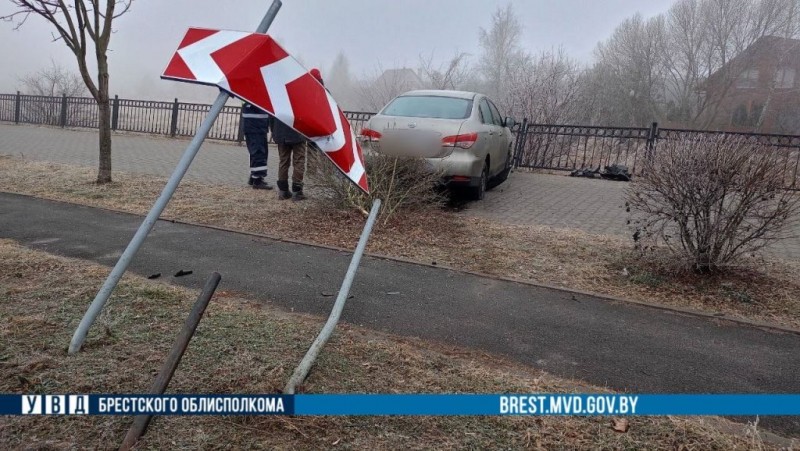 В Бресте водитель снес дорожный знак и врезался в забор В Бресте водитель снес дорожный знак и врезался в забор