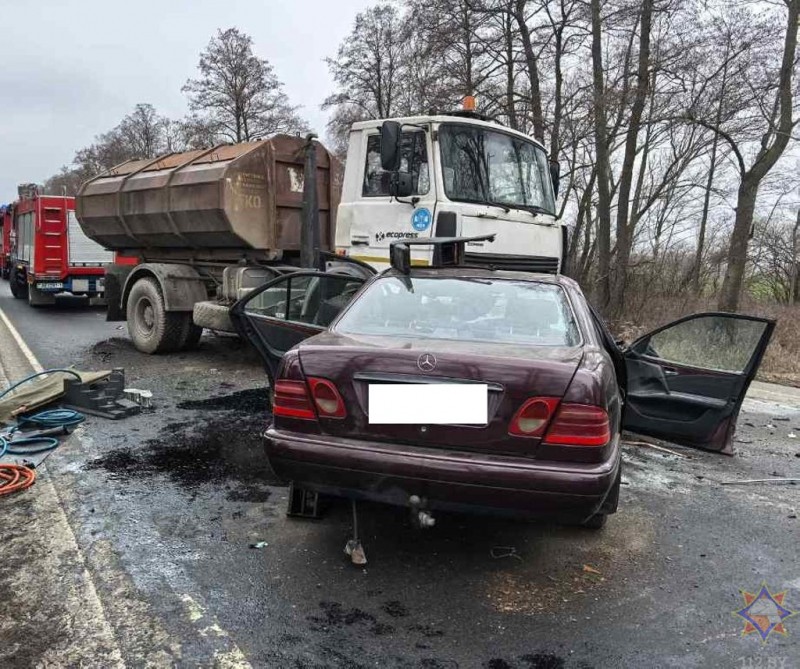 Жесткое столкновение МАЗа и Mercedes под Кобрином — видео Жесткое столкновение МАЗа и Mercedes под Кобрином — видео