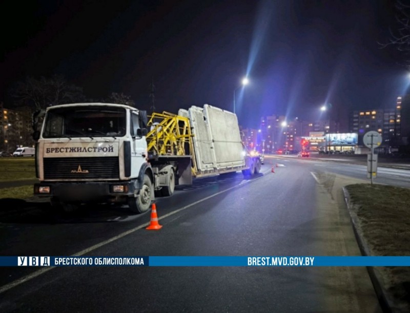В Бресте водитель МАЗа пострадал от своего же транспорта. Как так вышло? В Бресте водитель МАЗа пострадал от своего же транспорта. Как так вышло?