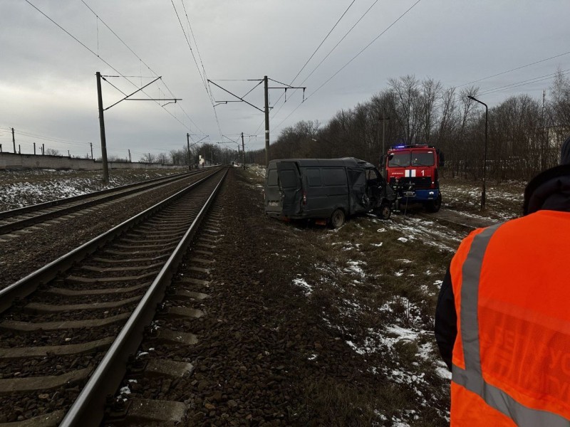 Микроавтобус врезался в поезд Москва — Брест