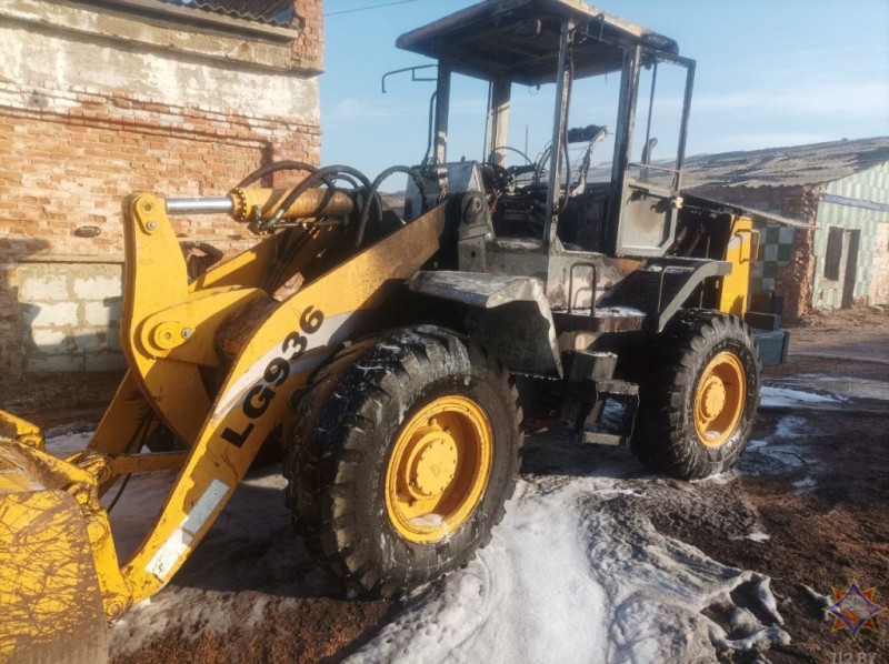 В Ивацевичском районе загорелся погрузчик В Ивацевичском районе загорелся погрузчик